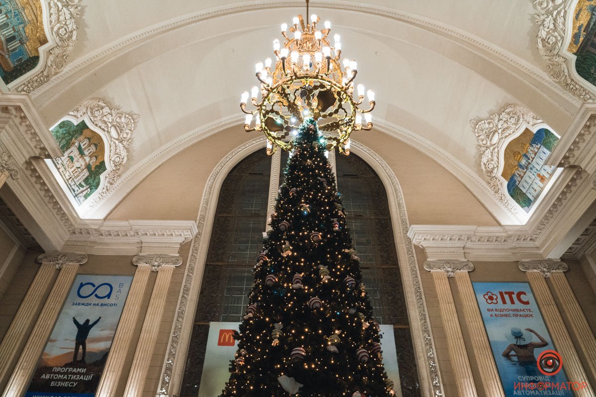 Как выглядит «украденная» ёлка на Центральном вокзале Киева 1