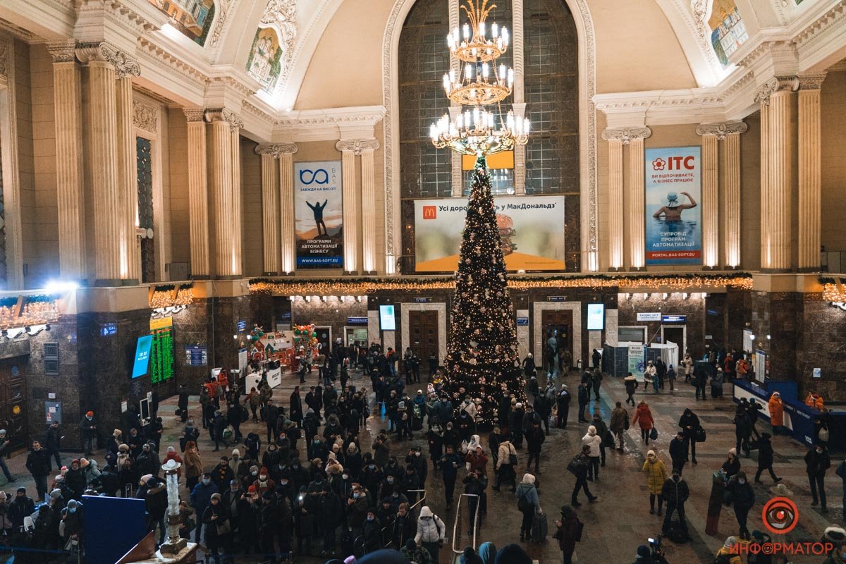 Как выглядит «украденная» ёлка на Центральном вокзале Киева 2