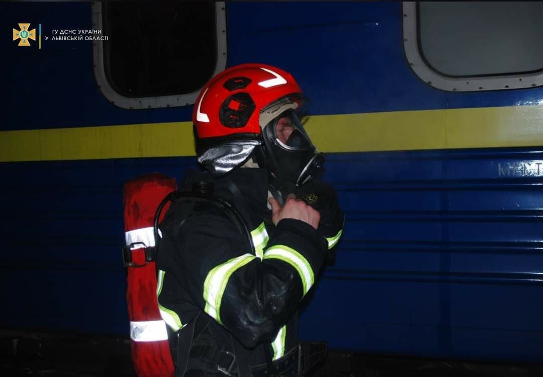 На вокзалі у Львові спалахнув потяг 1