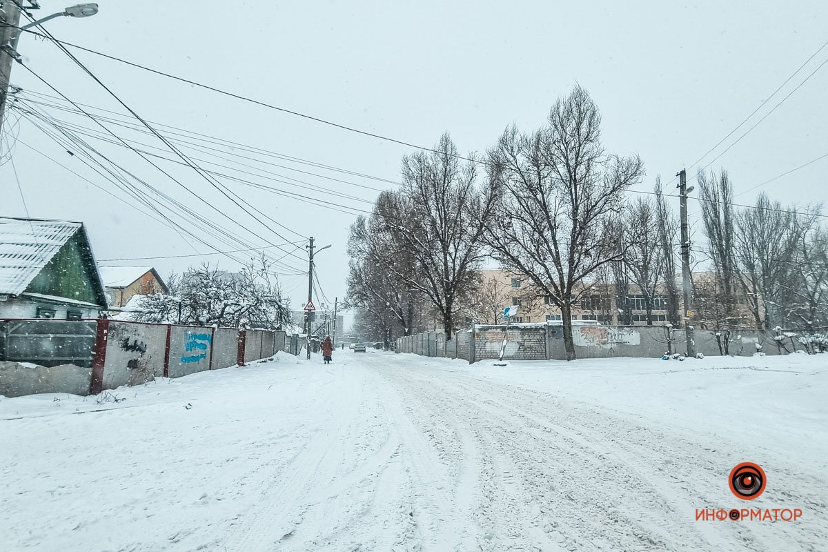 Засыпанные дороги и парализованный транспорт: города Украины накрыл снегопад 6