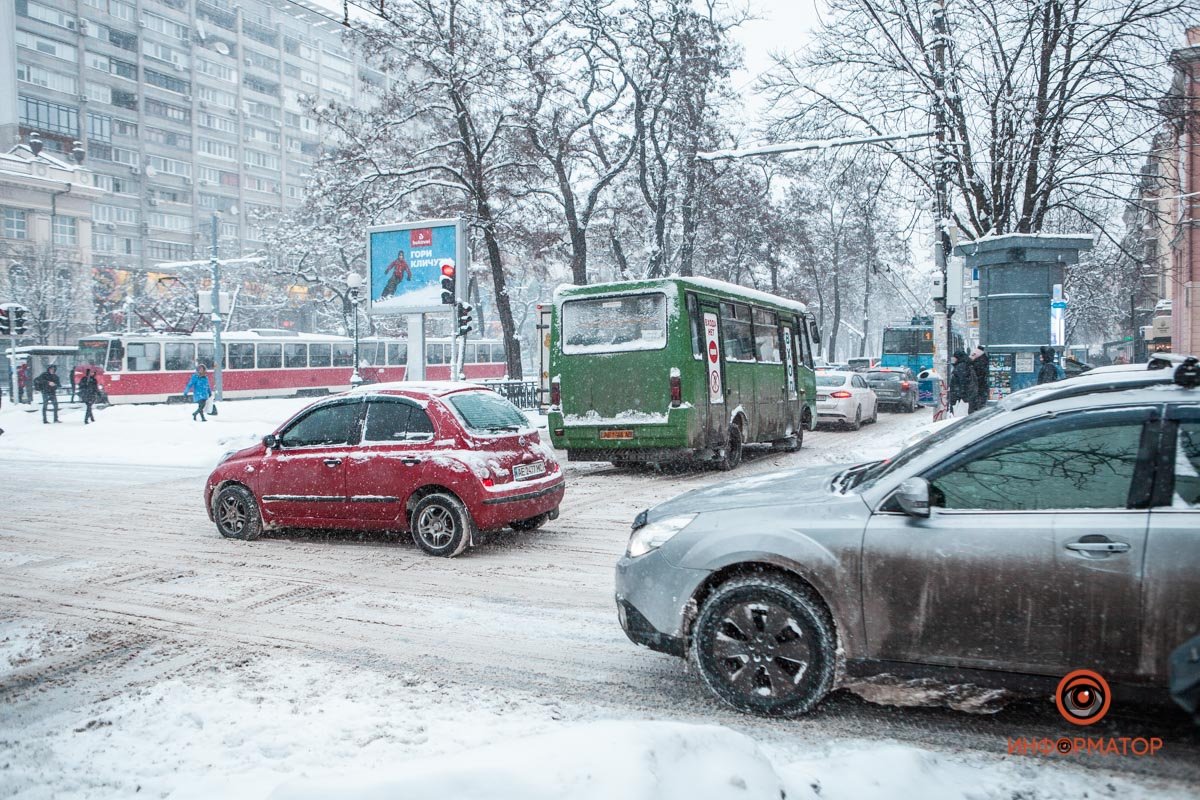 Засыпанные дороги и парализованный транспорт: города Украины накрыл снегопад 7