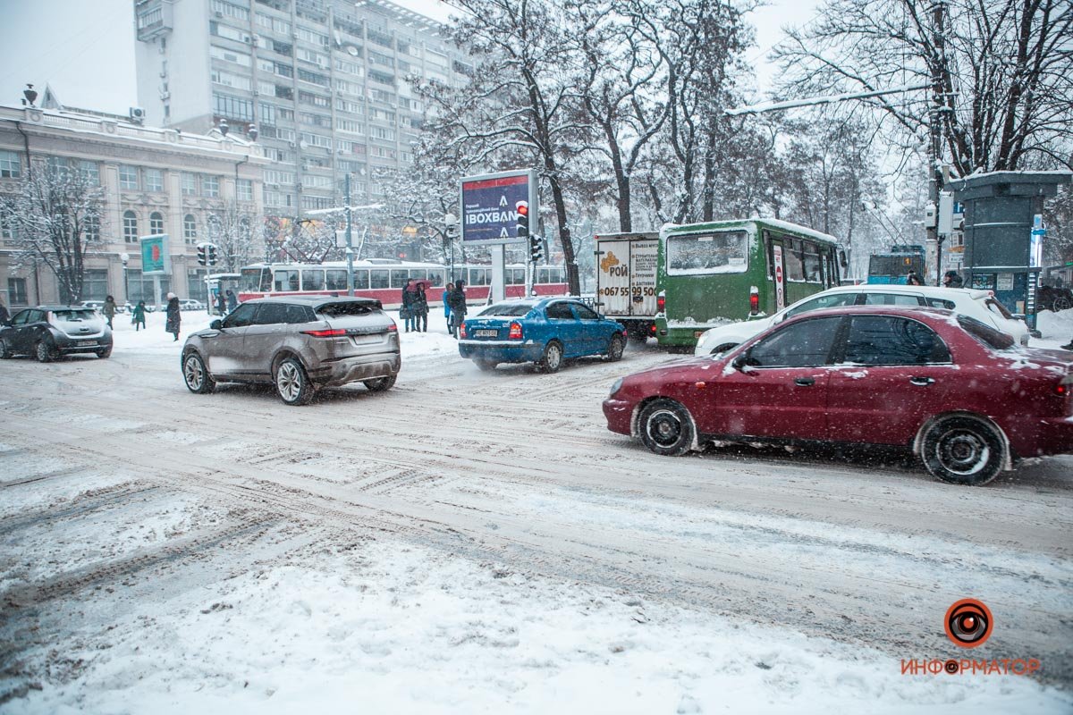 Засыпанные дороги и парализованный транспорт: города Украины накрыл снегопад 9