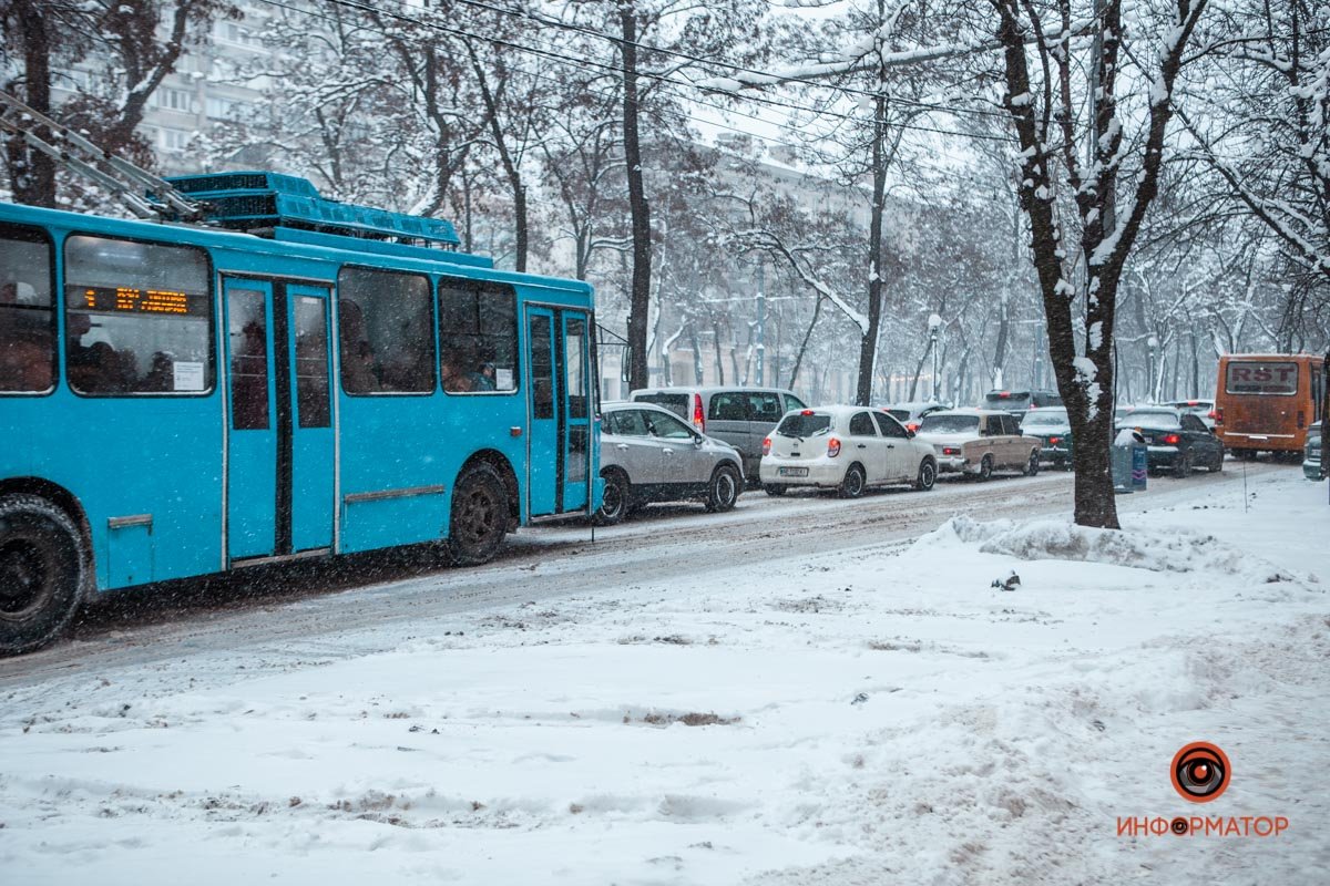 Засыпанные дороги и парализованный транспорт: города Украины накрыл снегопад 8