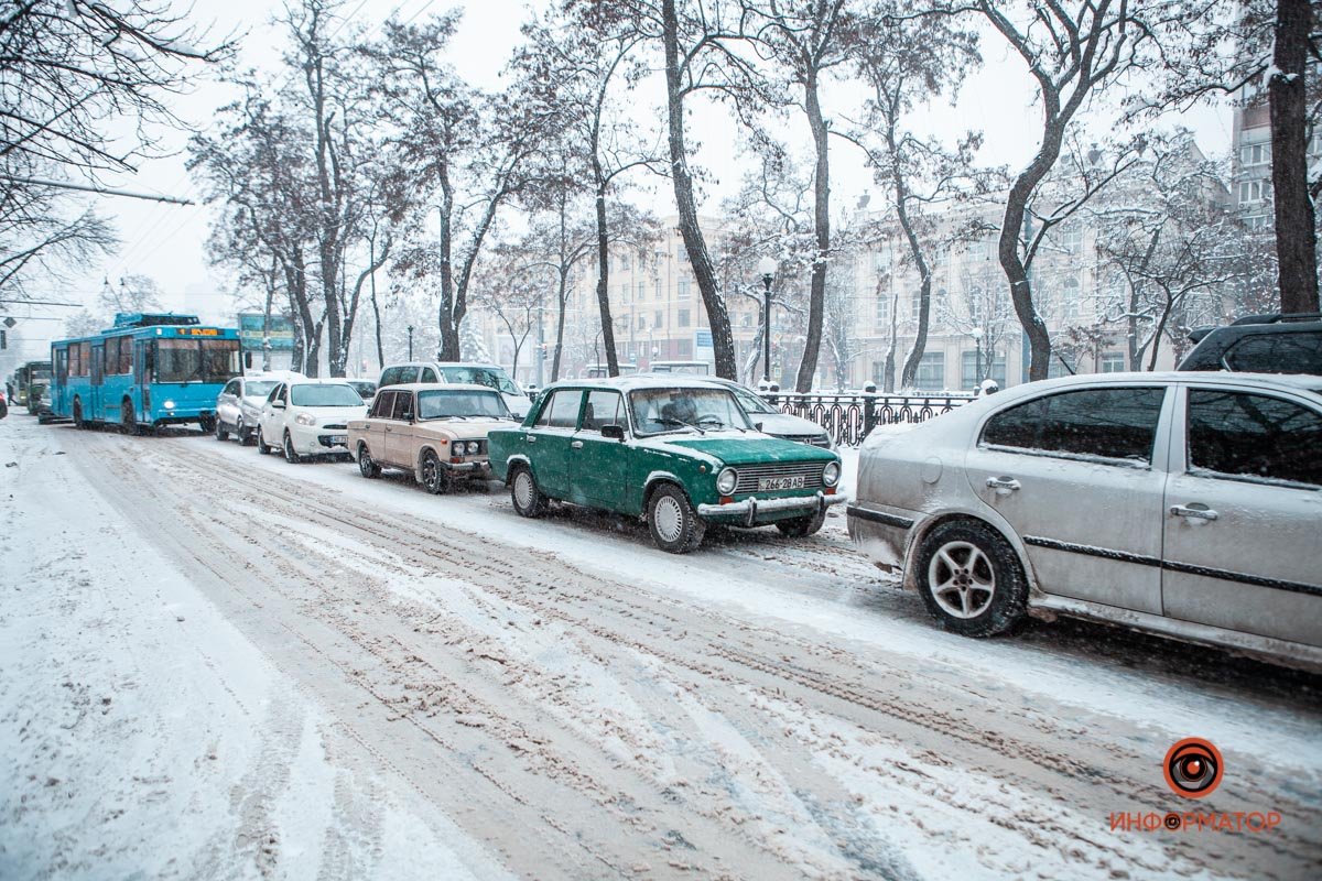 Засыпанные дороги и парализованный транспорт: города Украины накрыл снегопад 10