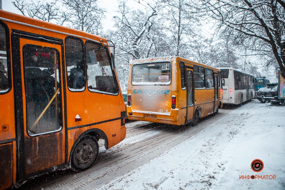 Засыпанные дороги и парализованный транспорт: города Украины накрыл снегопад 13