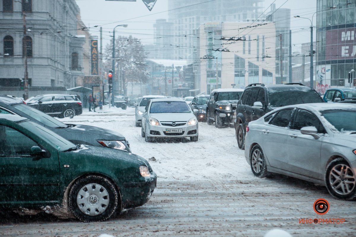 Засыпанные дороги и парализованный транспорт: города Украины накрыл снегопад 12