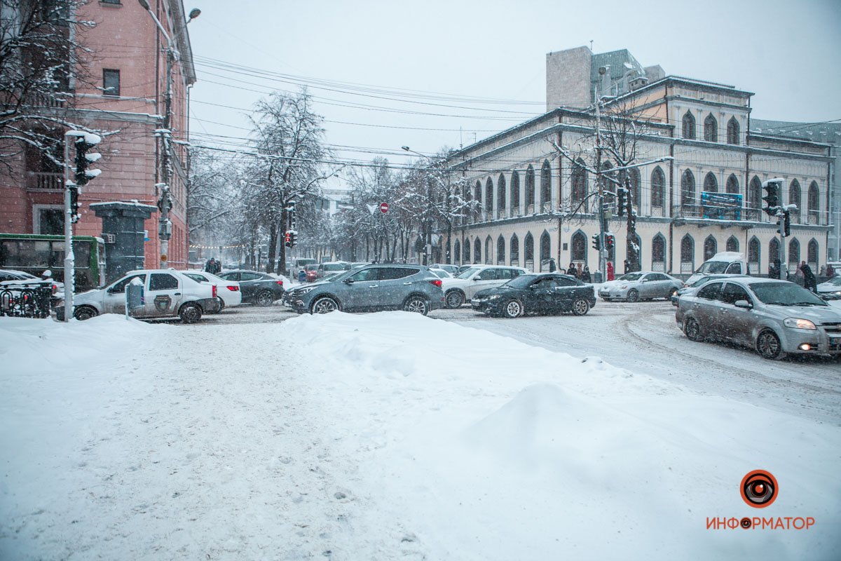 Засыпанные дороги и парализованный транспорт: города Украины накрыл снегопад 14