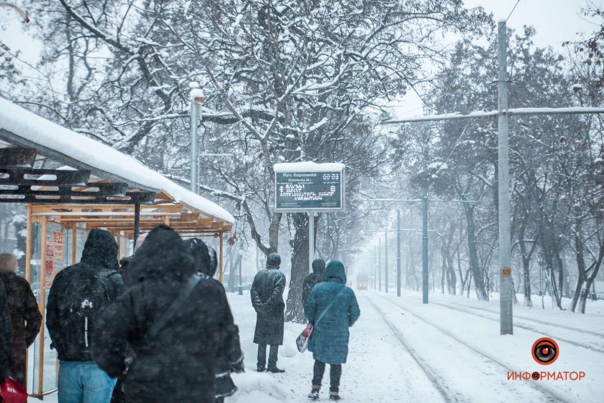 Засыпанные дороги и парализованный транспорт: города Украины накрыл снегопад 15