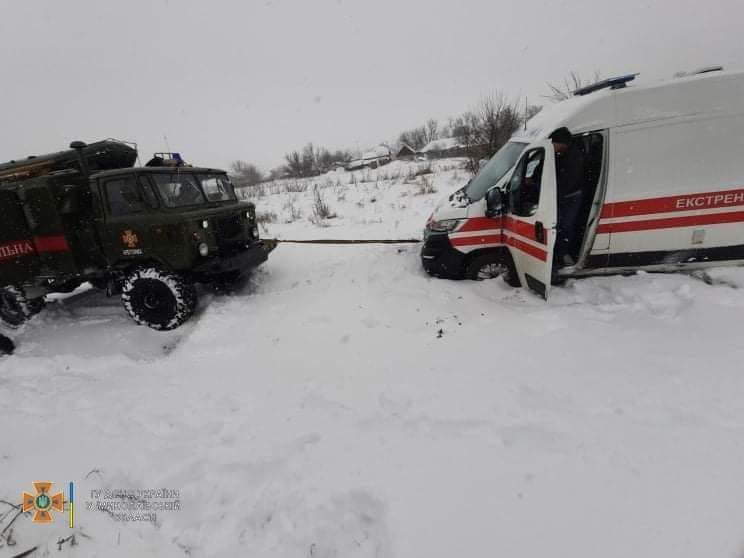 Засыпанные дороги и парализованный транспорт: города Украины накрыл снегопад 19
