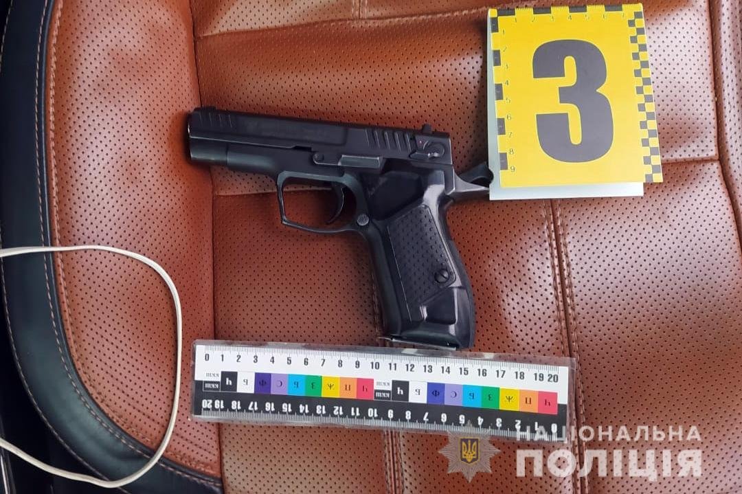 В Черновицкой области мужчина из машины расстрелял остановку, где стояли люди 1