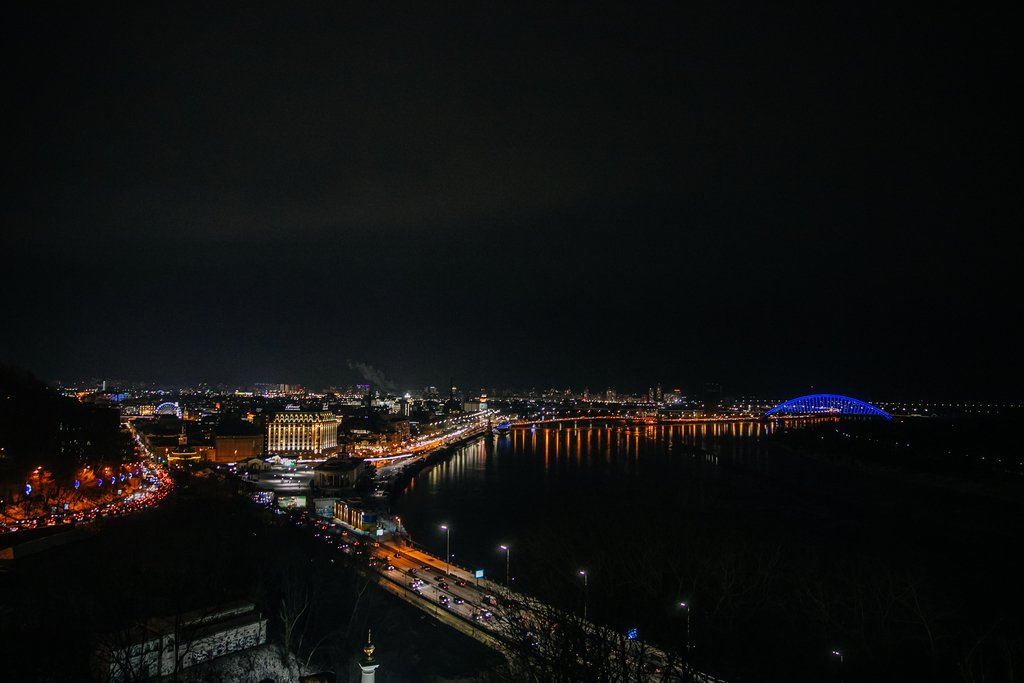 Різдвяна листівка, що ожила: Арка Дружби народів до Нового року стала казково красивою 16