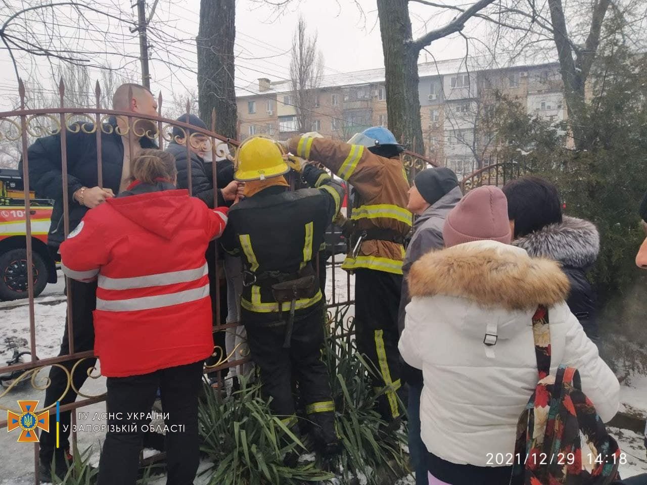 В Мелитополе подросток поскользнулся и проткнул руку пикой металлического забора 2