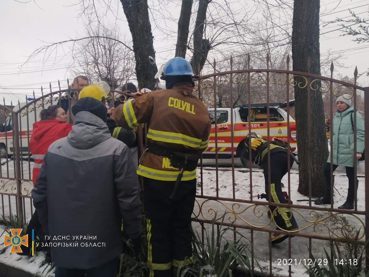 В Мелитополе подросток поскользнулся и проткнул руку пикой металлического забора 1