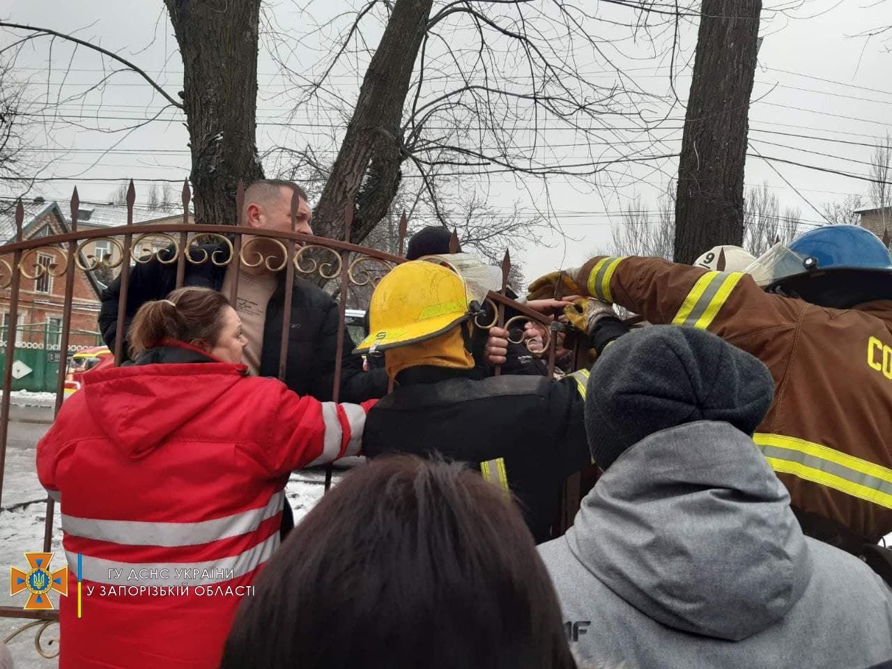 В Мелитополе подросток поскользнулся и проткнул руку пикой металлического забора 4