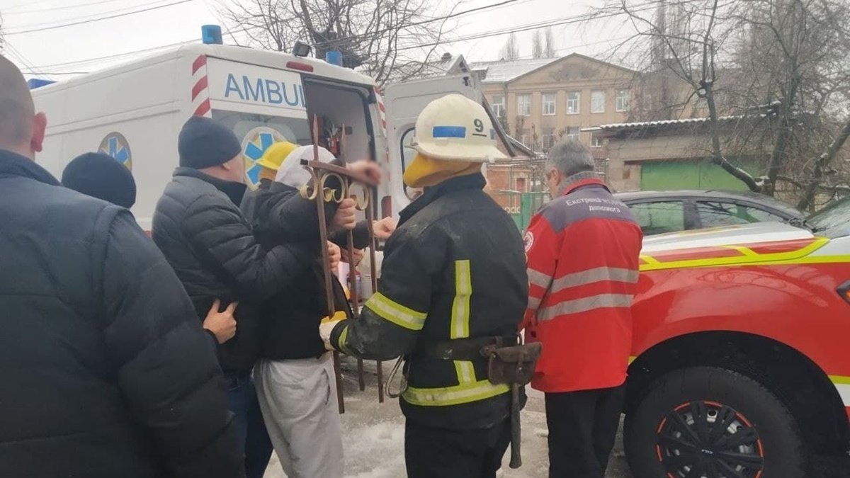 В Мелитополе подросток поскользнулся и проткнул руку пикой металлического забора 3
