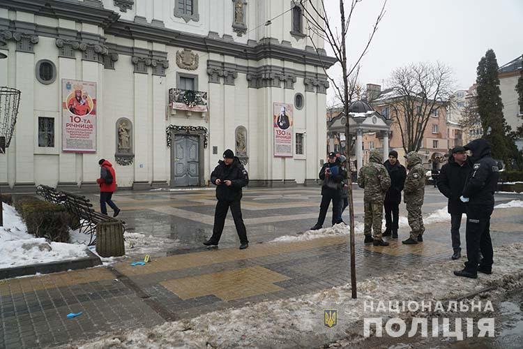 У Тернополі біля церкви залишили «новорічний подарунок»: місце обстежують кінологи та вибухотехніки 1