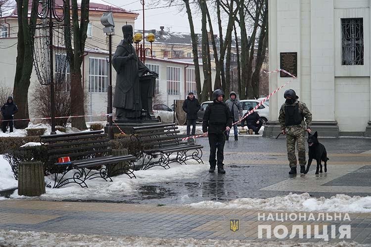 У Тернополі біля церкви залишили «новорічний подарунок»: місце обстежують кінологи та вибухотехніки 2