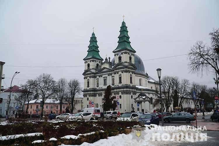 У Тернополі біля церкви залишили «новорічний подарунок»: місце обстежують кінологи та вибухотехніки 3