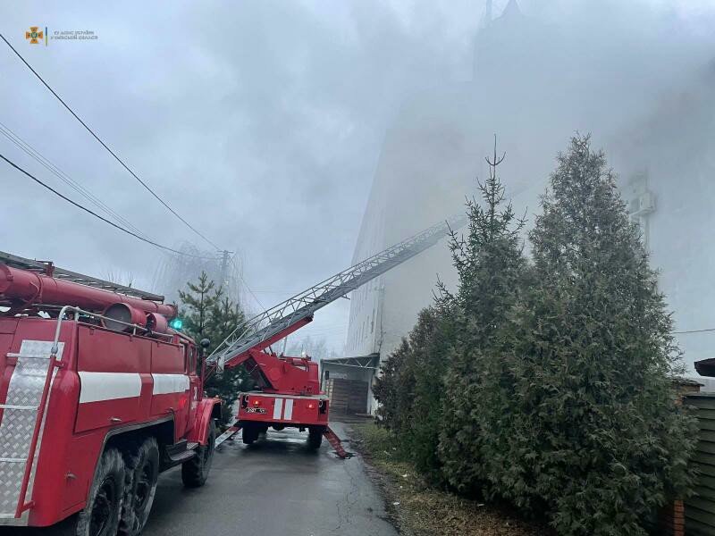 Под Киевом горит пятиэтажный отель: людей эвакуируют 1