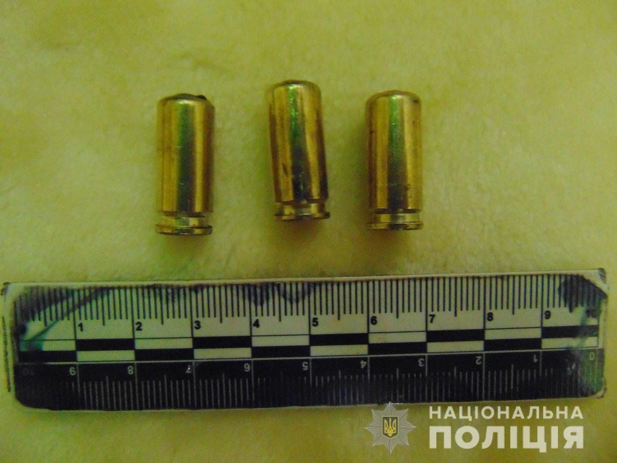 В Черкасской области мужчина выстрелил в своего друга, сел в такси и уехал: пострадавший в больнице 2