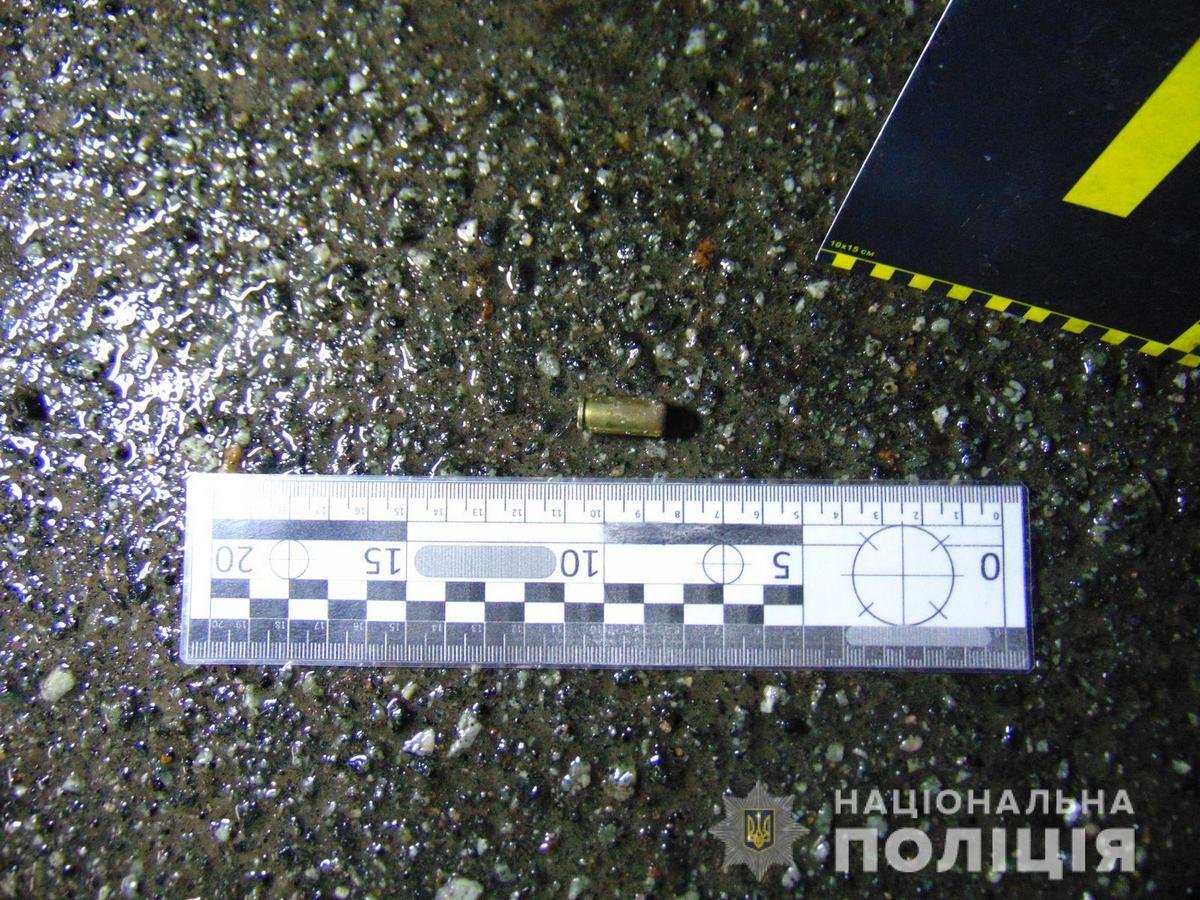 В Черкасской области мужчина выстрелил в своего друга, сел в такси и уехал: пострадавший в больнице 1