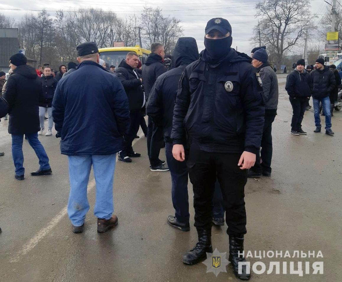 У Чернівецькій області десятки людей перекрили дорогу: у чому причина 1