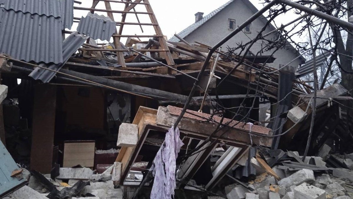 Вибух у приватному будинку в Закарпатській області: двох людей забрала швидка 2