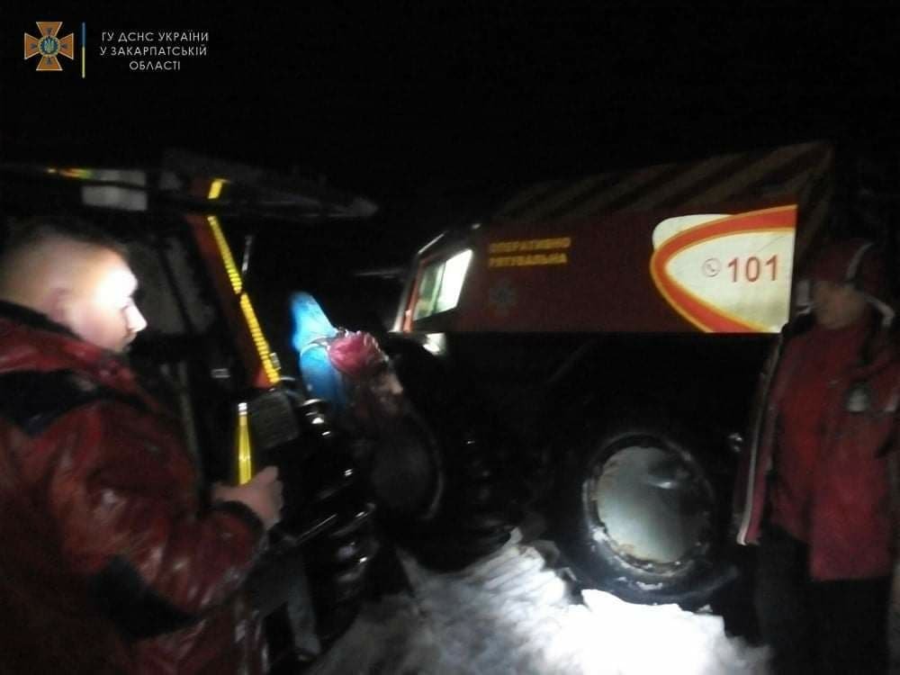 В Карпатах туристы проигнорировали спасателей и пошли на гору Петрос: их искали около 6 часов 1