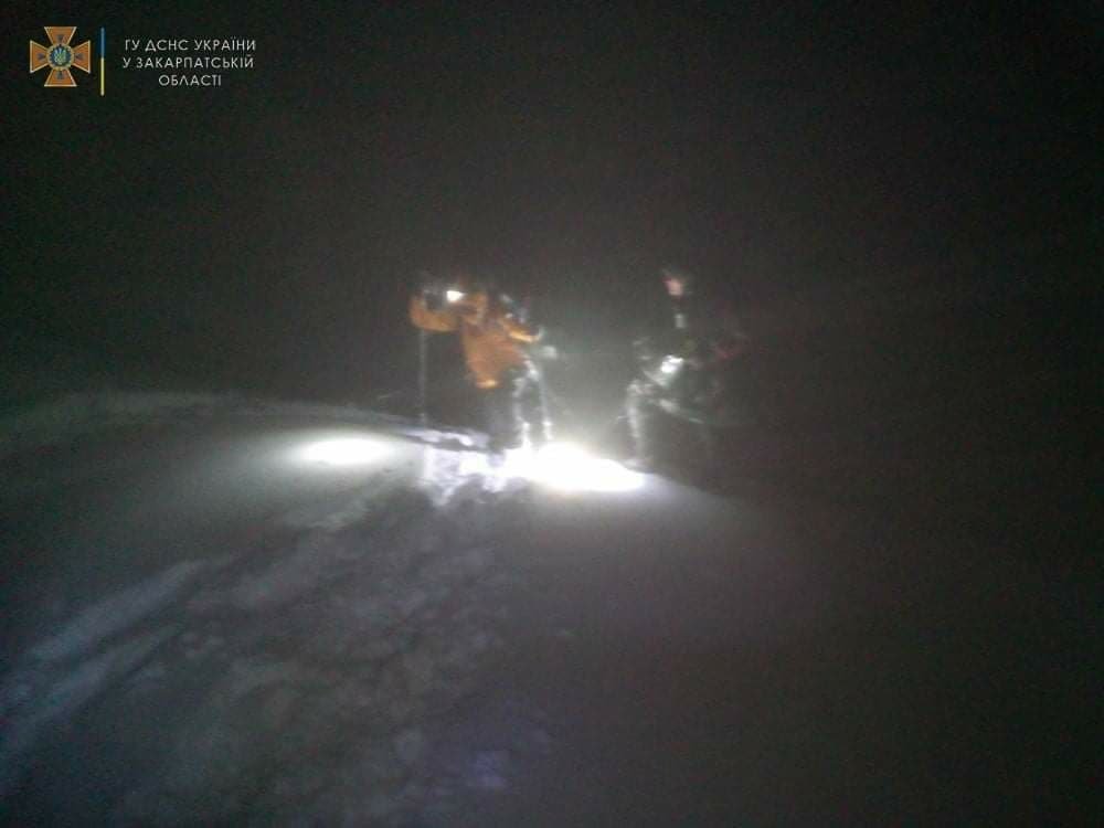 В Карпатах туристы проигнорировали спасателей и пошли на гору Петрос: их искали около 6 часов 3
