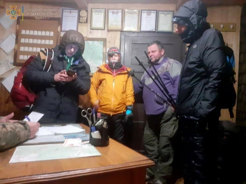 В Карпатах туристы проигнорировали спасателей и пошли на гору Петрос: их искали около 6 часов 2