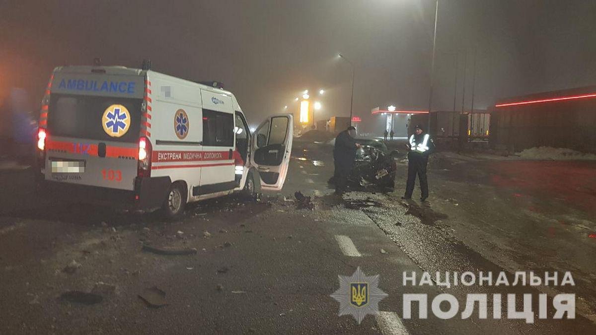 На трассе под Харьковом Skoda влетела в машину скорой помощи: один человек погиб, медсестру забрали в больницу 1