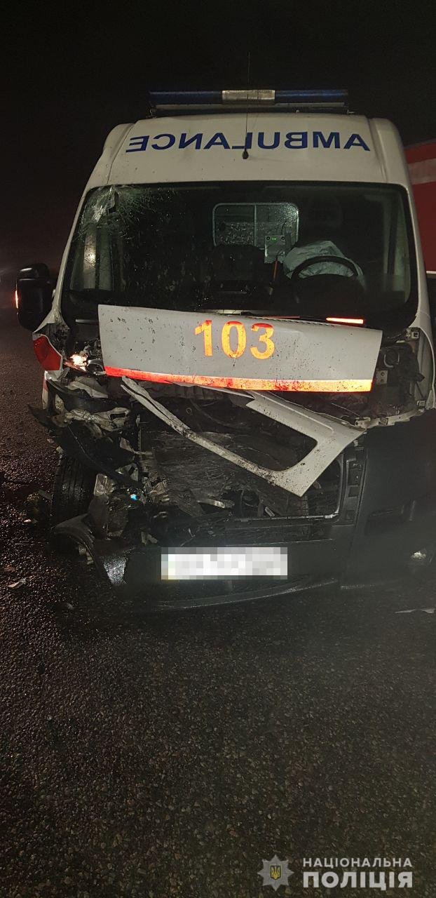На трассе под Харьковом Skoda влетела в машину скорой помощи: один человек погиб, медсестру забрали в больницу 2