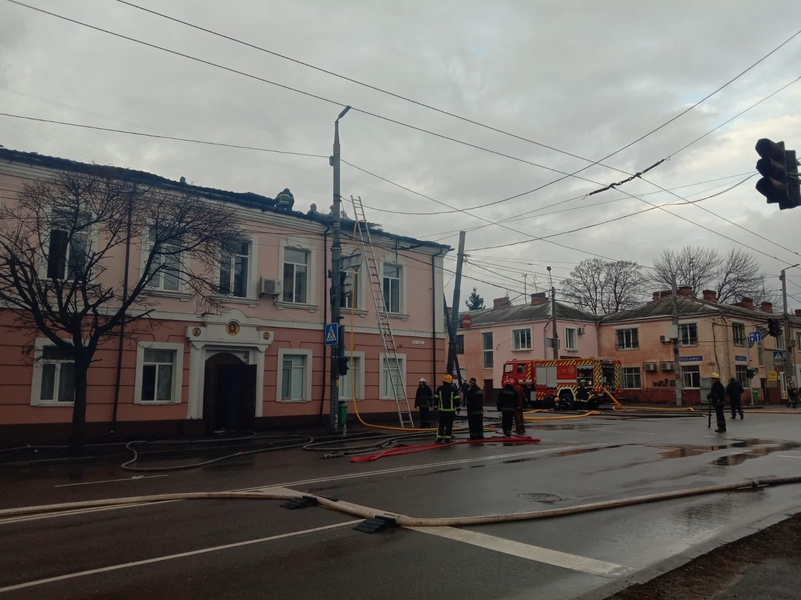 В Житомире горело здание епархиального управления УПЦ: подробности и фото с места 7