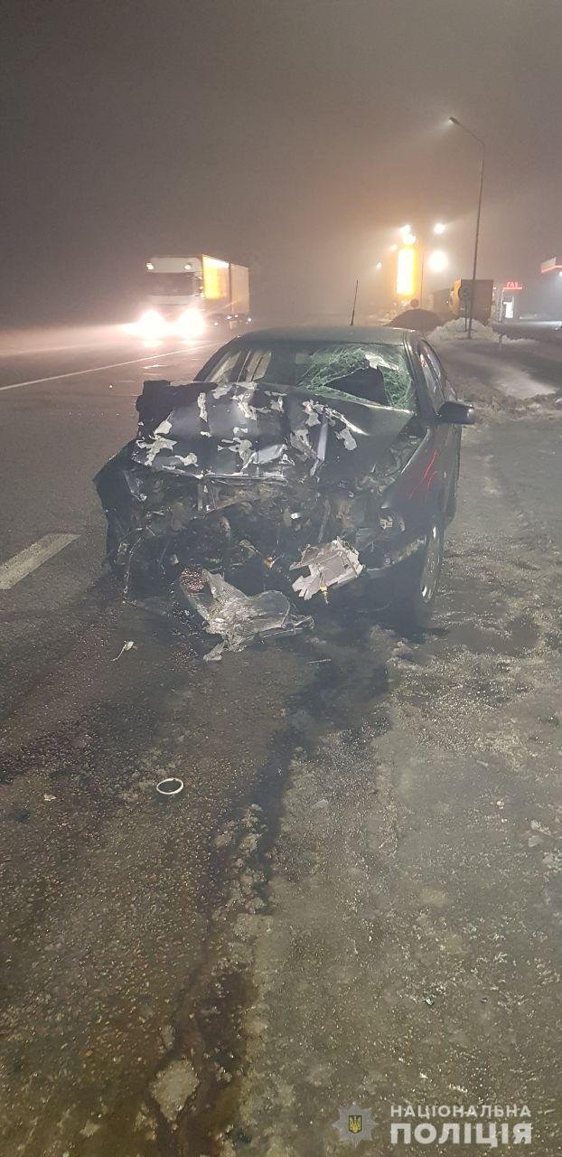 На трассе под Харьковом Skoda влетела в машину скорой помощи: один человек погиб, медсестру забрали в больницу 3