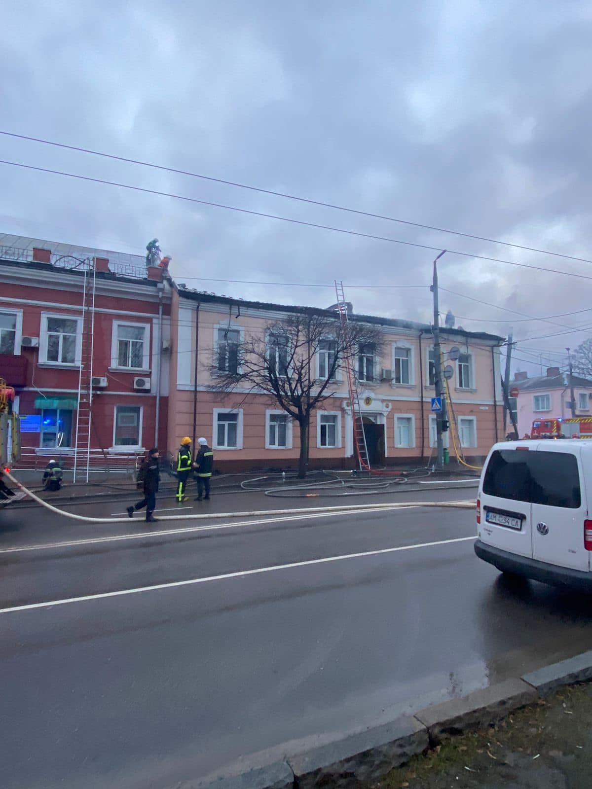 В Житомире горело здание епархиального управления УПЦ: подробности и фото с места 10