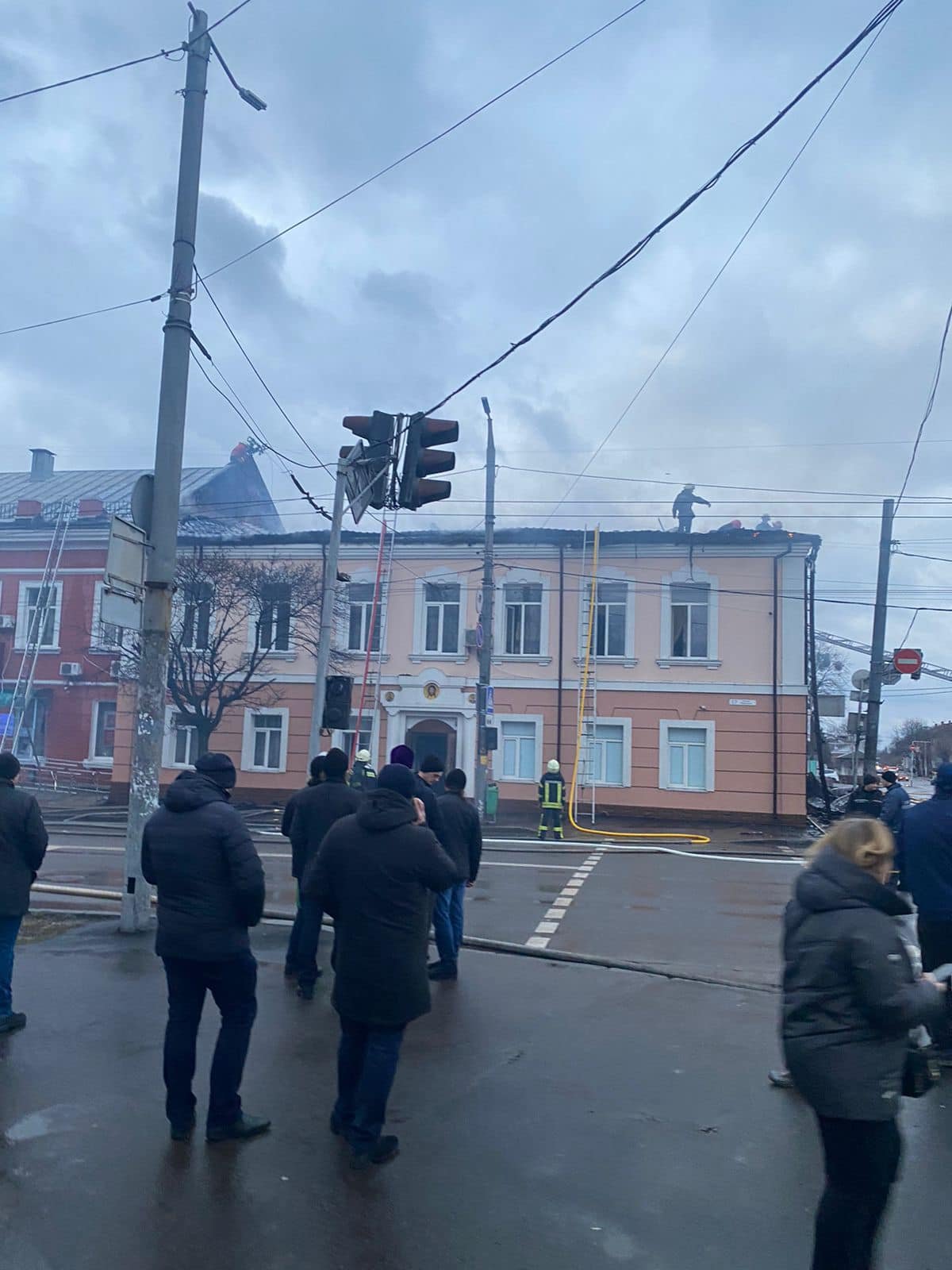В Житомире горело здание епархиального управления УПЦ: подробности и фото с места 8