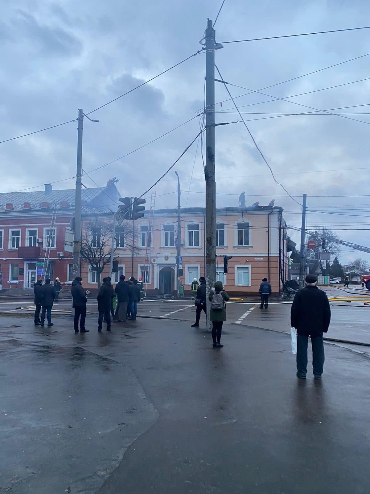 В Житомире горело здание епархиального управления УПЦ: подробности и фото с места 9
