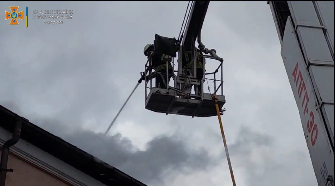 В Житомире горело здание епархиального управления УПЦ: подробности и фото с места 3