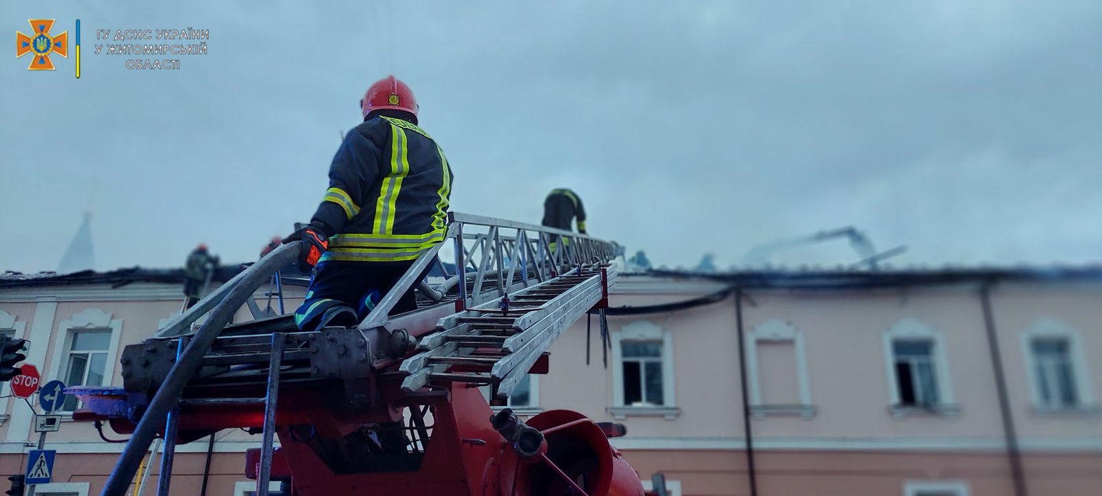 В Житомире горело здание епархиального управления УПЦ: подробности и фото с места 2