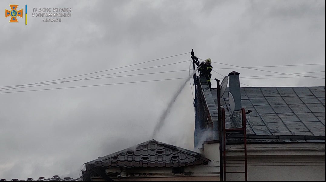 В Житомире горело здание епархиального управления УПЦ: подробности и фото с места 4