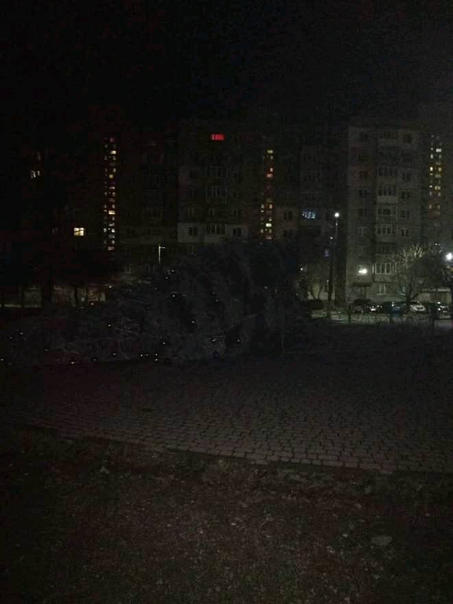 В Калуше из-за сильного ветра упала новогодняя ёлка 1