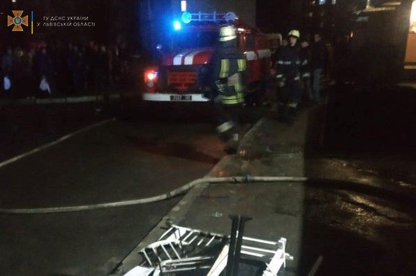 Во Львовской области из-за гирлянды загорелась квартира: в комнате в этот момент была женщина с ребёнком 1