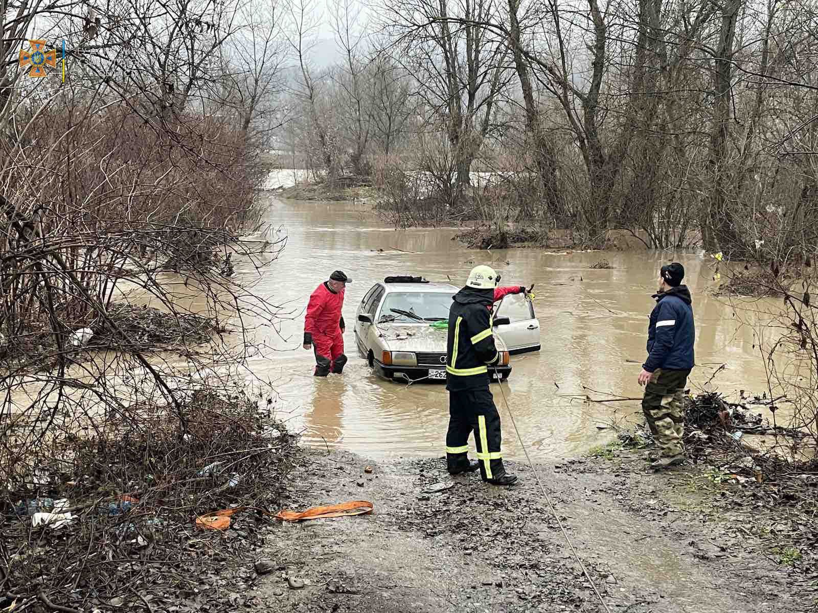 На Закарпатье ищут парня, который упал с повозки в воду. Они с другом съехали с дороги в реку 4