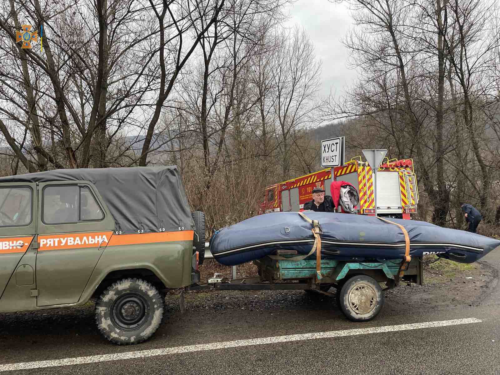 На Закарпатье ищут парня, который упал с повозки в воду. Они с другом съехали с дороги в реку 3