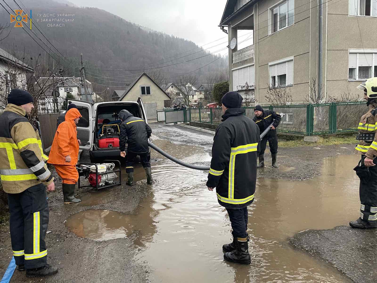 На Закарпатье ищут парня, который упал с повозки в воду. Они с другом съехали с дороги в реку 1