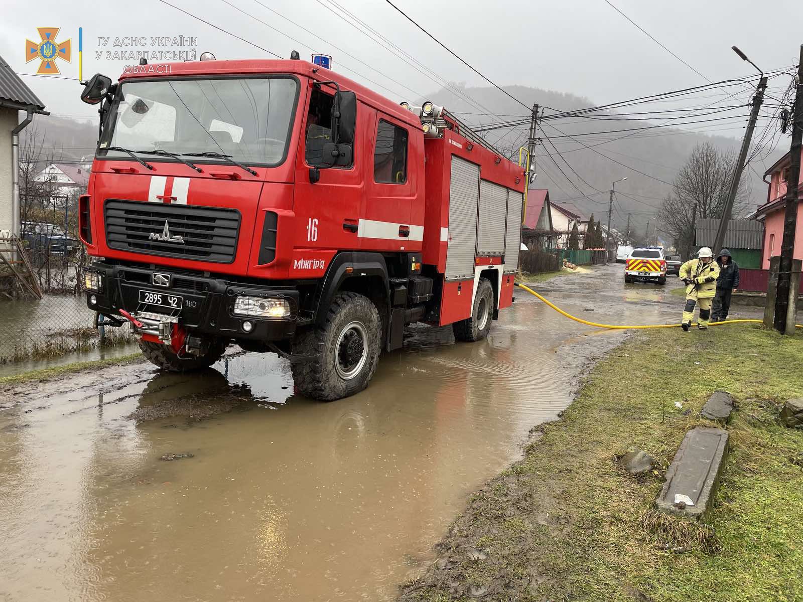 На Закарпатье ищут парня, который упал с повозки в воду. Они с другом съехали с дороги в реку 2