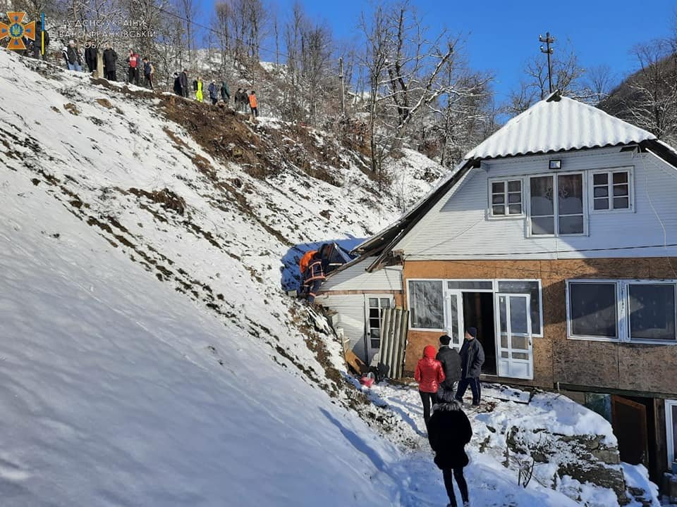 В Івано-Франківську автомобіль вилетів з дороги та врізався у будинок: постраждалу забрала "швидка" 2