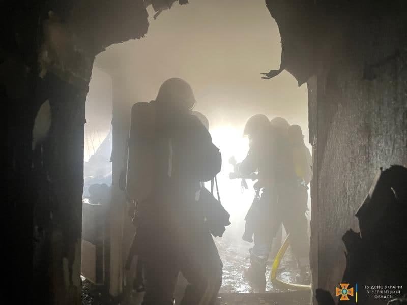 У Чернівцях спалахнула п'ятиповерхівка: евакуювали 12 мешканців 2