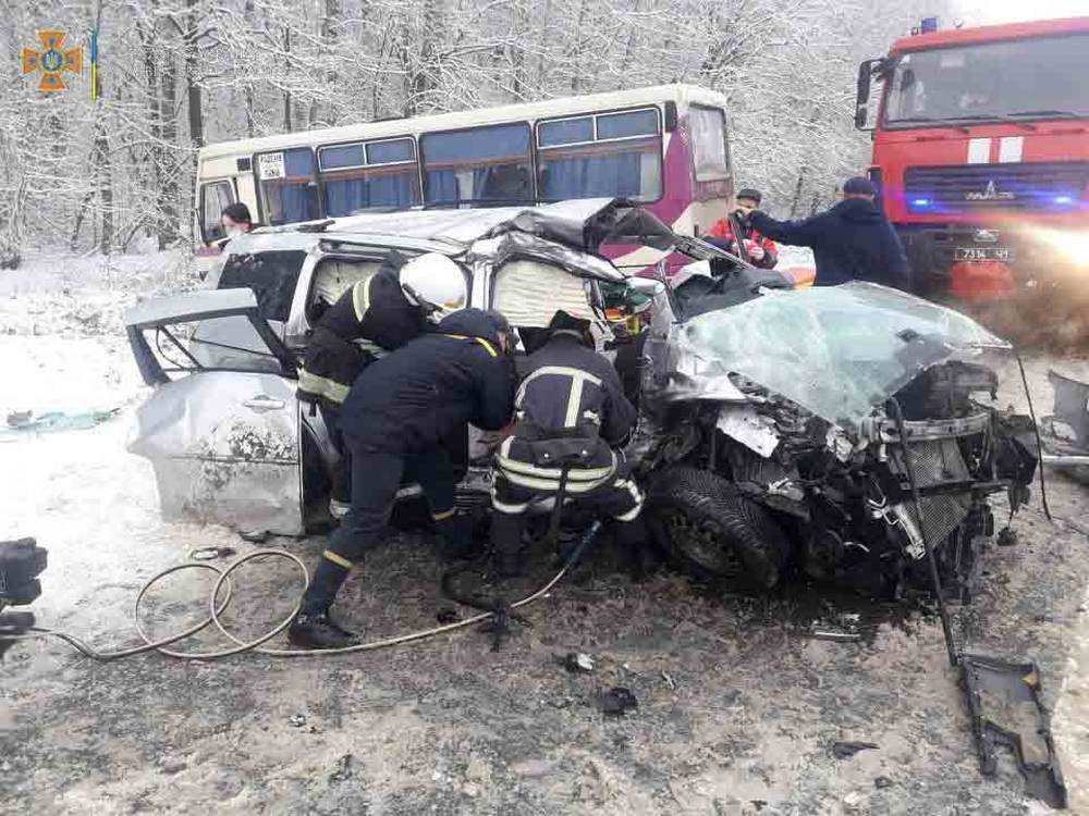 Во Львовской области рейсовый автобус с пассажирами попал в ДТП: есть пострадавшие, среди них – ребёнок 1