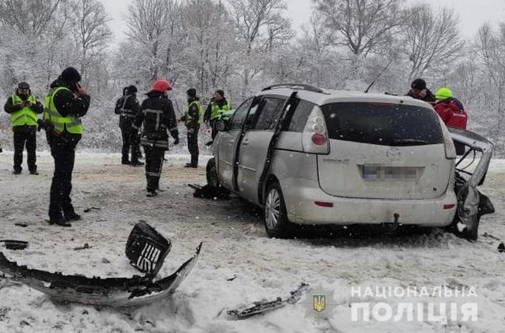 Водителя Mazda и двух пассажиров из машины доставали спасатели Водителя Mazda и двух пассажиров из машины доставали спасатели